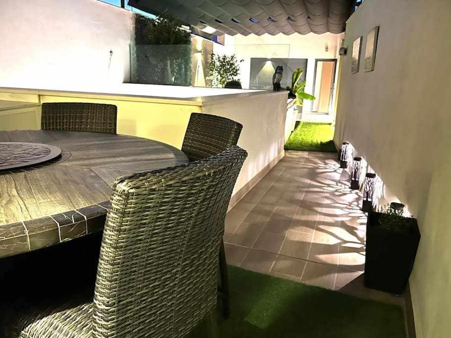 Elegant Duplex 3 Master Bedrooms And Private Seville Exterior photo